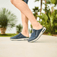 Blaue Rieker Herren Clogs B1091-14 mit Rieker Air Sohlenfenster sowie Gummizug. Schuh am Model.