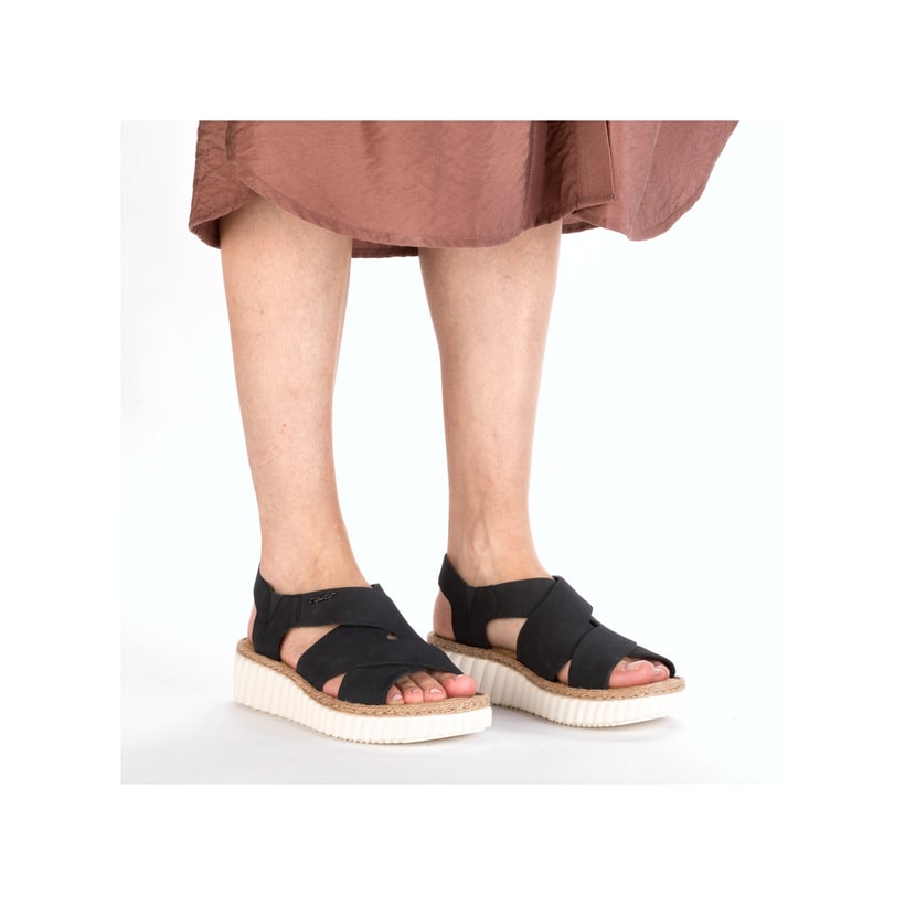 Blaue Rieker Keilsandaletten 69264-14 mit einem Gummizug sowie der Extraweite H. Schuh am Fuß.