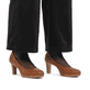 Braune Rieker Pumps 41560-23 aus Glattleder mit einer griffigen Sohle. Schuh am Fuß.