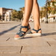 Blaue Rieker Keilsandaletten V0649-14 mit Schmuckelementen sowie einem Gummizug. Schuh am Model.
