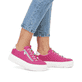 Rosane Rieker Damen Sneaker Low M1954-31 mit einem Reißverschluss. Schuh am Fuß.