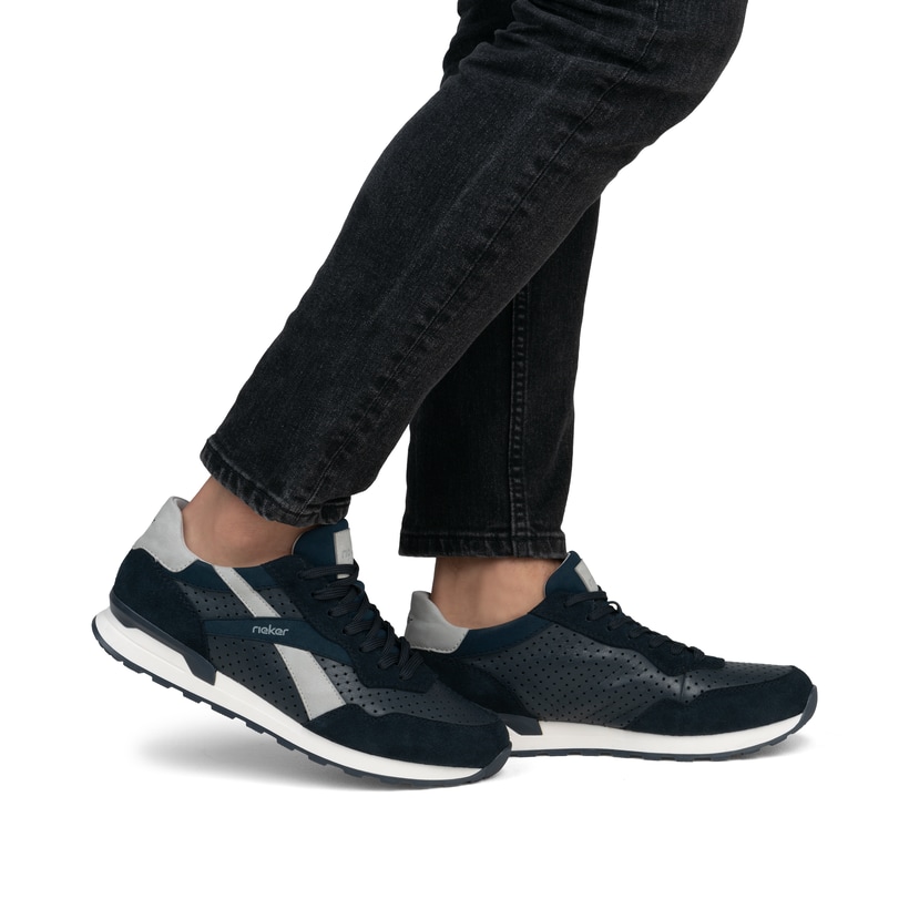 Blaue Rieker Herren Sneaker Low U0302-15 mit Schnürung sowie Komfortweite G 1/2. Schuh am Fuß.
