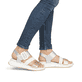 Goldene Rieker Damen Riemchensandalen W2950-90 mit einem Klettverschluss. Schuh am Fuß.