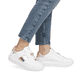 Weiße Rieker Damen Sneaker Low W1202-82 mit einer Schnürung. Schuh am Fuß.