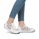 Weiße Rieker Damen Sneaker Low N1112-90 mit Reißverschluss sowie Extraweite H. Schuh am Fuß.