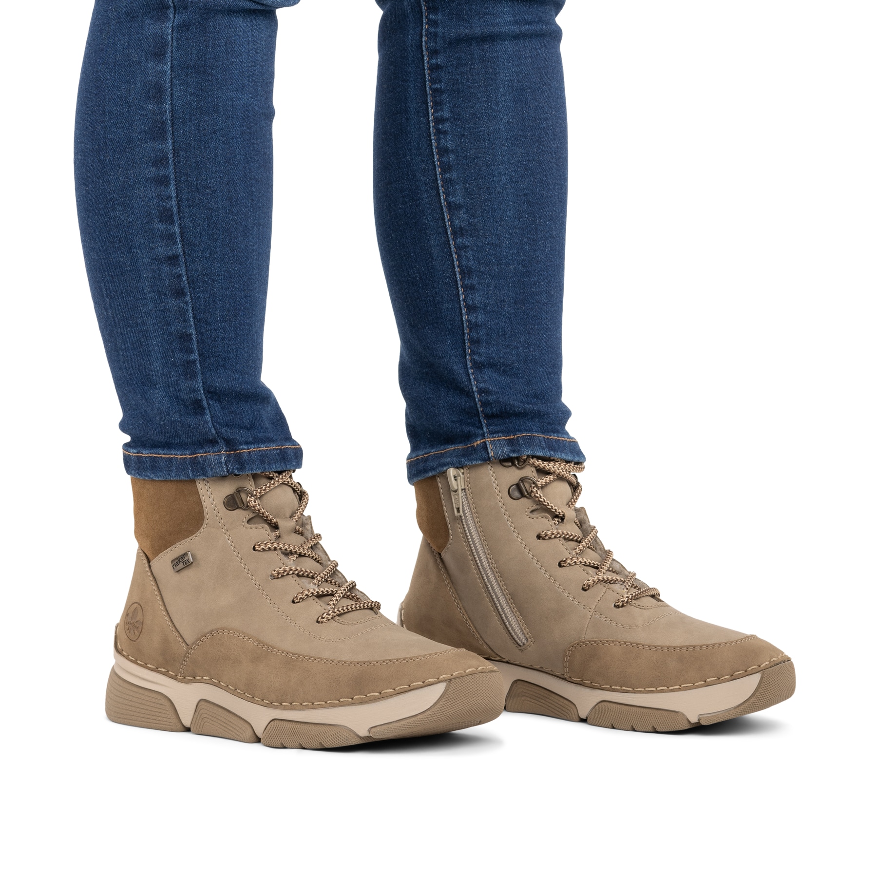 Beige Rieker Damen Schnürstiefel 45956-64 mit wasserabweisender TEX-Membran. Schuh am Fuß.