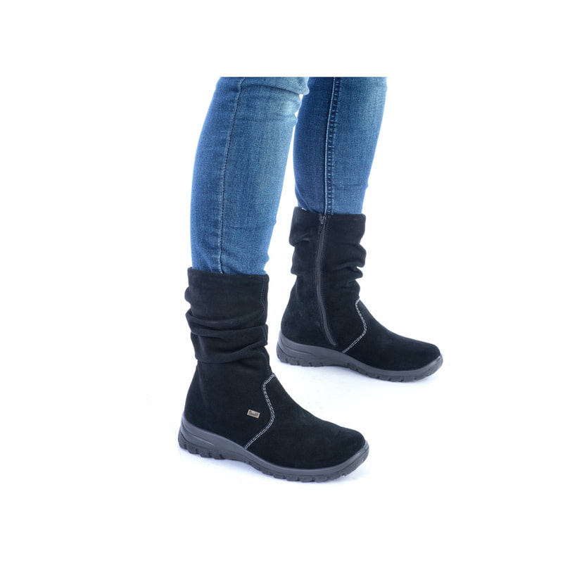 Tiefschwarze Rieker Damen Kurzstiefel Z68M1-01 mit einer schockabsorbierenden Sohle. Schuh seitlich schräg