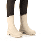 Hellbeige Rieker Damen Chelsea Boots 72683-62 mit einer schockabsorbierenden Sohle. Schuh am Fuß