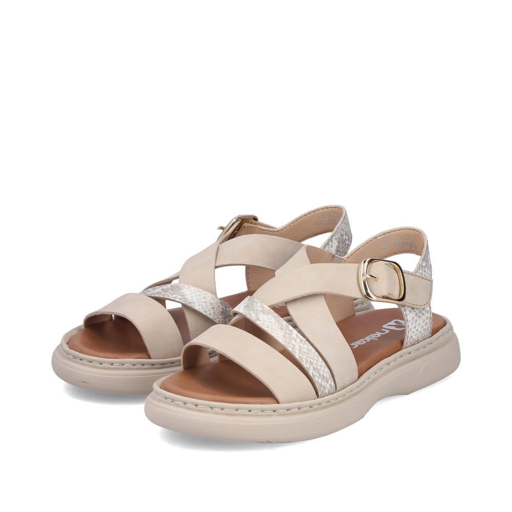 Beige Rieker Damen Riemchensandalen V3063-62 mit trendiger Schnalle. Schuhpaar seitlich schräg.