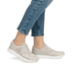 Beige Rieker Damen Sneaker Low M9000-60 mit Gummischnürung sowie flexibler Sohle. Schuh am Fuß.