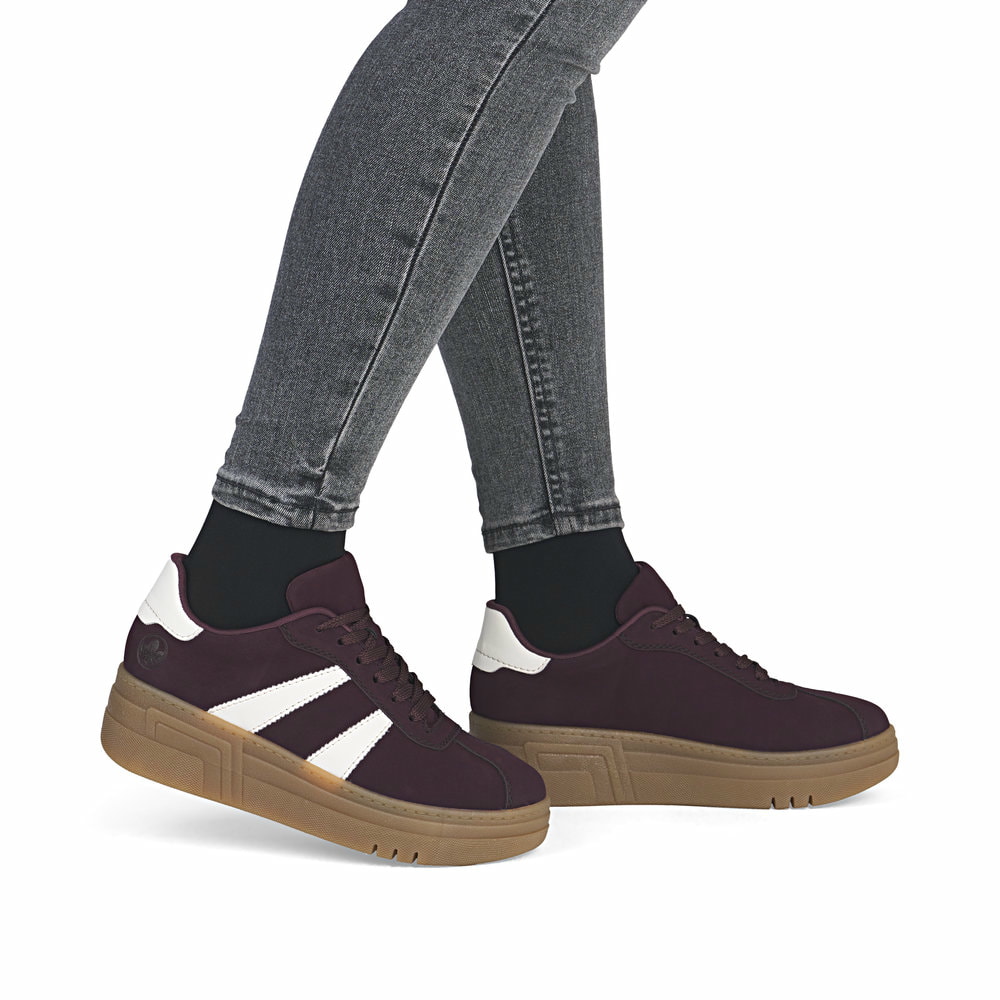 Dunkelrote Rieker Damen Sneaker Low M7601-30 mit einer Schnürung. Schuh am Fuß.