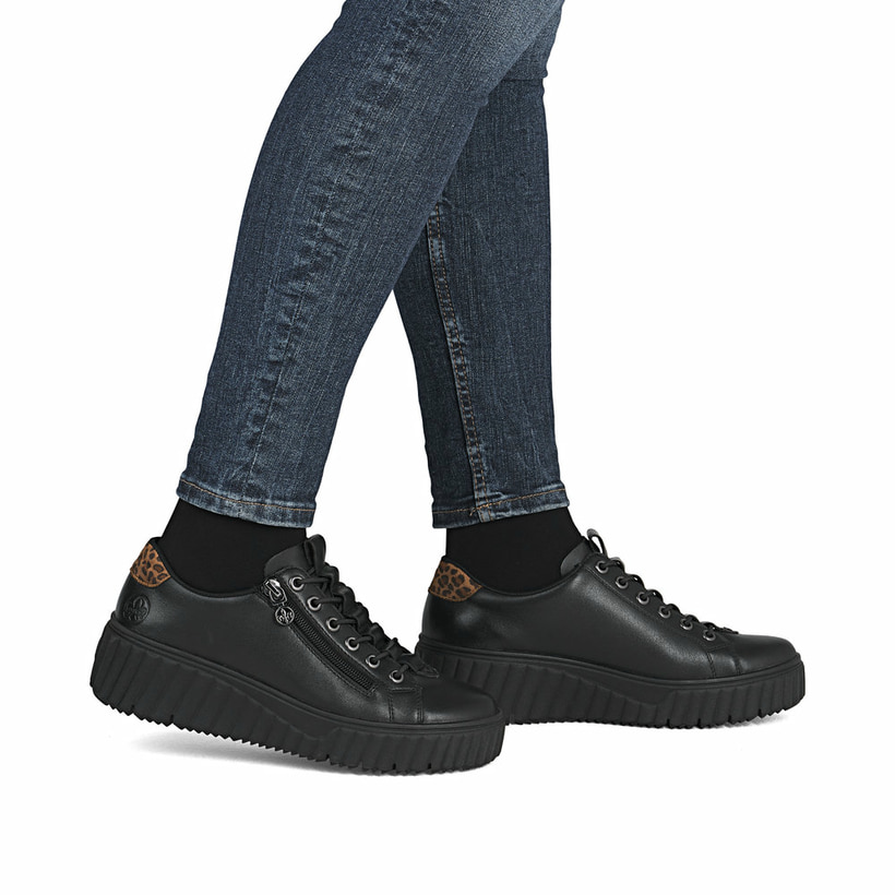 Schwarze Rieker Damen Sneaker Low N2555-01 aus Glattleder mit Reißverschluss. Schuh am Fuß.