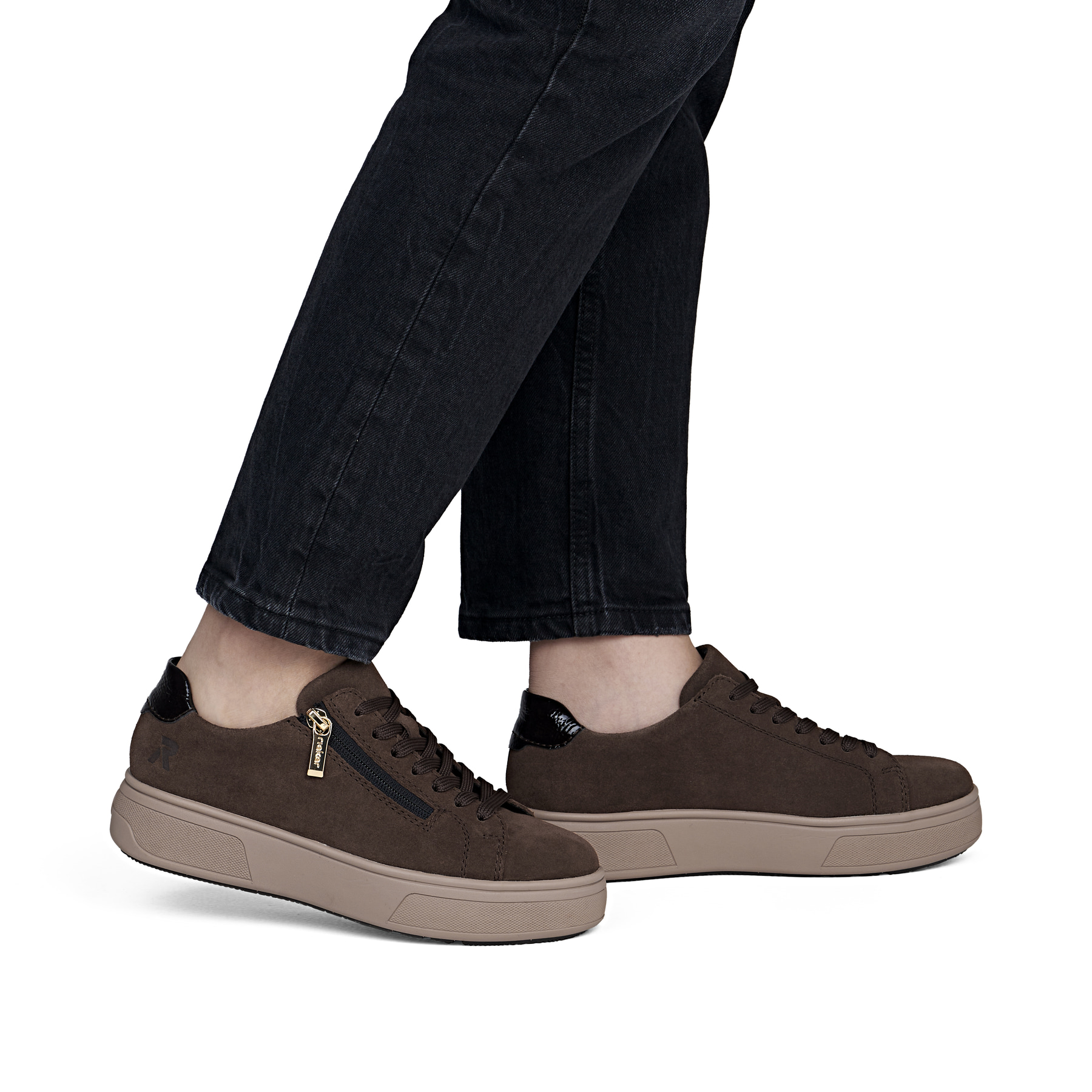 Dunkelbraune Rieker Damen Sneaker Low M7701-25 aus Rauleder mit Reißverschluss. Schuh am Fuß.