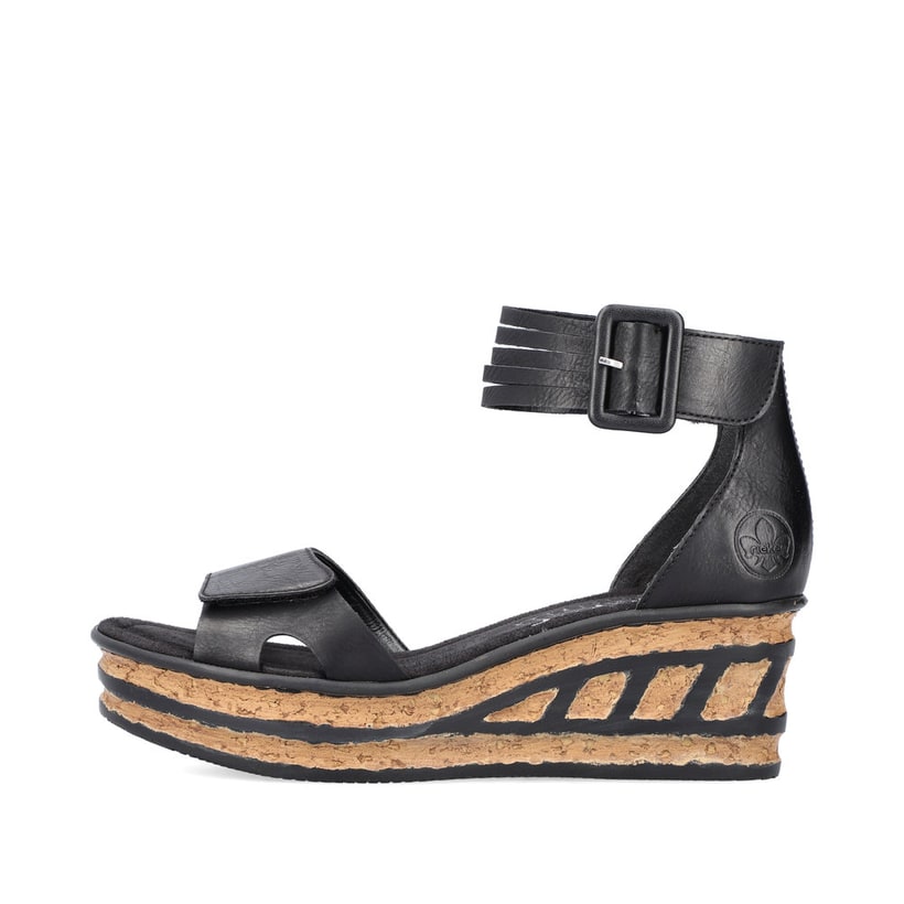 Schwarze Rieker Keilsandaletten 68194-00 mit trendiger Schnalle. Schuh Außenseite.