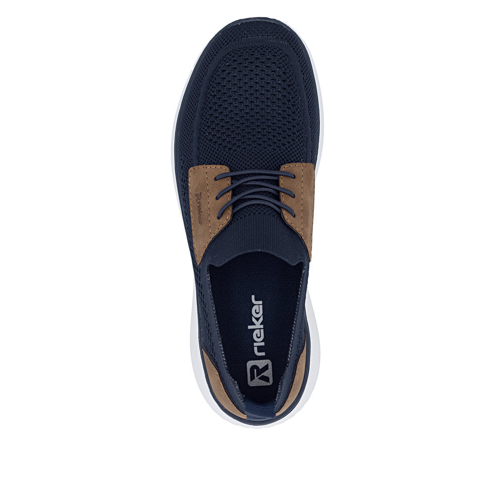 Blaue Rieker Herren Slipper B9656-14 mit einem Gummizug sowie Komfortweite G 1/2. Schuh von oben.