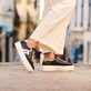 Schwarze Rieker Damen Sneaker Low M1912-00 mit einem Reißverschluss. Schuh am Model.