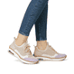 Rosane Rieker Damen Slipper M5660-31 mit Rieker Air Sohlenfenster sowie Gummizug. Schuh am Fuß.