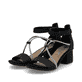 Schwarze Rieker Riemchensandaletten 64654-00 mit einem Klettverschluss. Schuhpaar seitlich schräg.