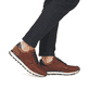Braune Rieker Herren Sneaker Low B0503-24 mit modernen Ziernähten. Schuh am Fuß.