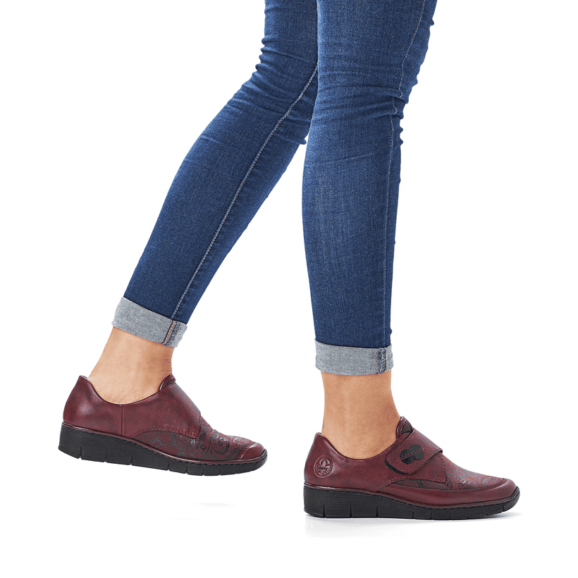 Mocassins Rieker rouges femme 537C0-35 en cuir lisse avec motif cachemire. Chaussure au pied.