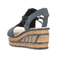 Blaue Rieker Keilsandaletten 68175-14 mit modischen Raffungen sowie Gummizug. Schuh von hinten.