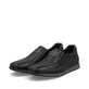 Schwarze Rieker Herren Slipper 11962-00 mit Gummizug sowie Komfortweite G 1/2. Schuhpaar seitlich schräg.
