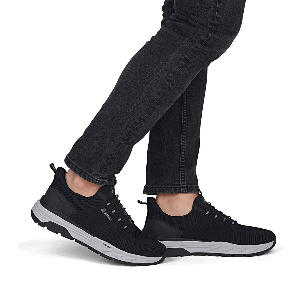Schwarze Rieker Herren Slipper 06153-00 mit easy Hineinschlüpf-Möglichkeit. Schuh am Fuß.