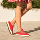 Rote Rieker Damen Slipper L7250-34 mit einem Reißverschluss. Schuh am Model.