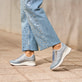 Blaue Rieker Damen Sneaker Low N4316-13 mit Reißverschluss sowie Komfortweite G. Schuh am Model.