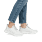 Weiße Rieker Damen Slipper M5357-80 mit Ready2GO Slip-in Funktion sowie Gummizug. Schuh am Fuß.