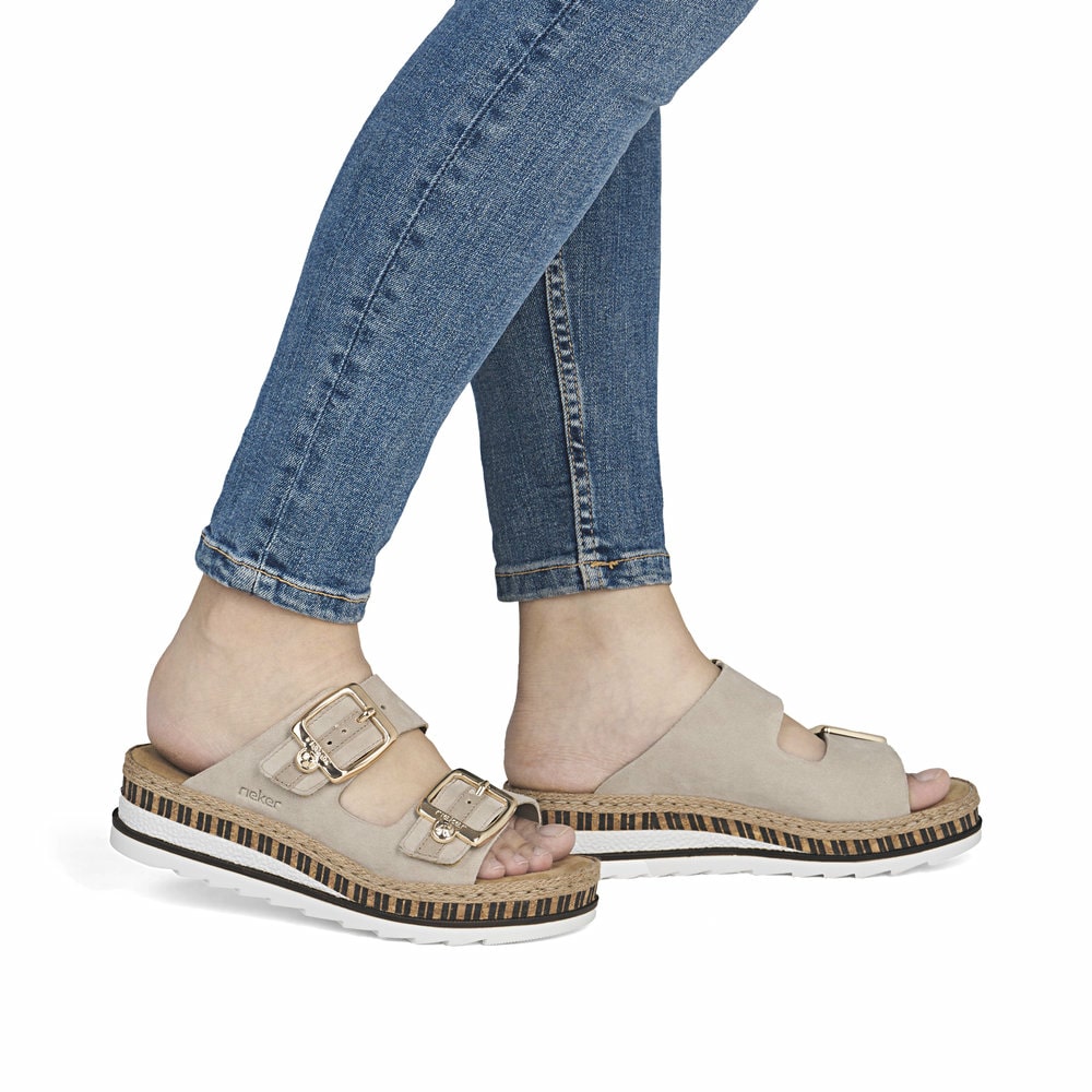 Beige Rieker Damen Pantoletten V7955-60 aus Rauleder mit trendiger Schnalle. Schuh am Fuß.