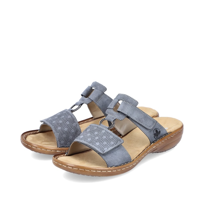 Blaugraue Rieker Damen Pantoletten 60885-12 mit einem Klettverschluss. Schuhpaar seitlich schräg.