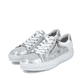 Silberne Rieker Damen Sneaker Low L59A1-90 mit einem Reißverschluss. Schuhpaar seitlich schräg.