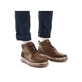 Karamellbraune Rieker Herren Schnürstiefel 38532-25 mit einem Reißverschluss. Schuh am Fuß.