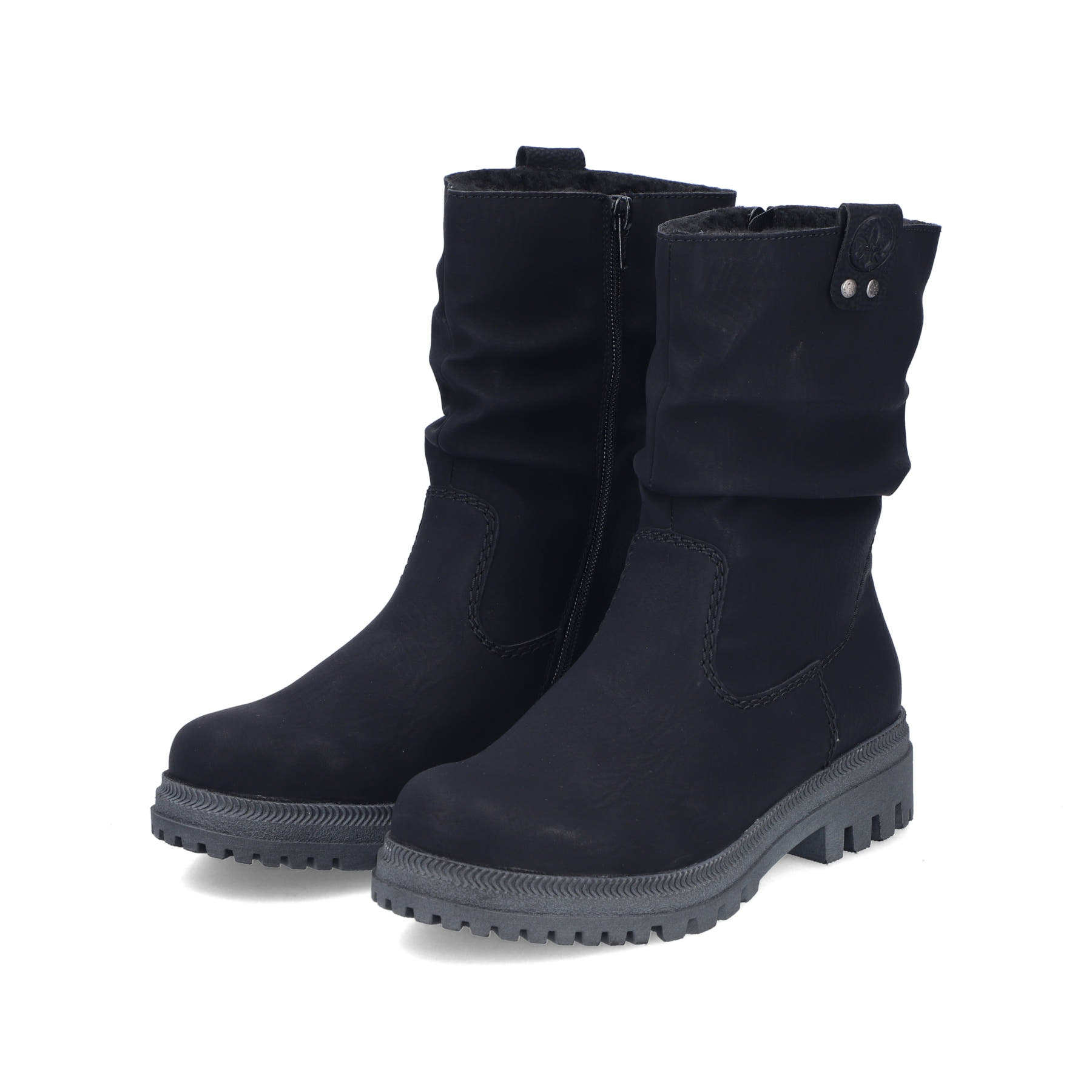 Schwarze Rieker Damen Kurzstiefel Y7681-00 mit gerafftem Schaft. Schuhpaar seitlich schräg.