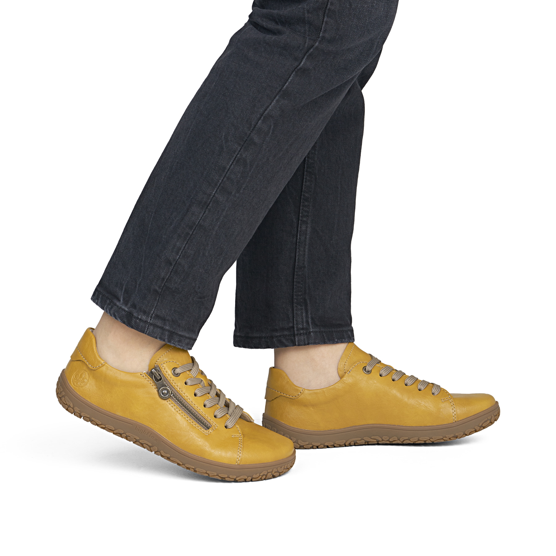 Chaussures à lacets Rieker jaunes femmes 52301-68 avec fermeture éclair. Chaussure au pied.