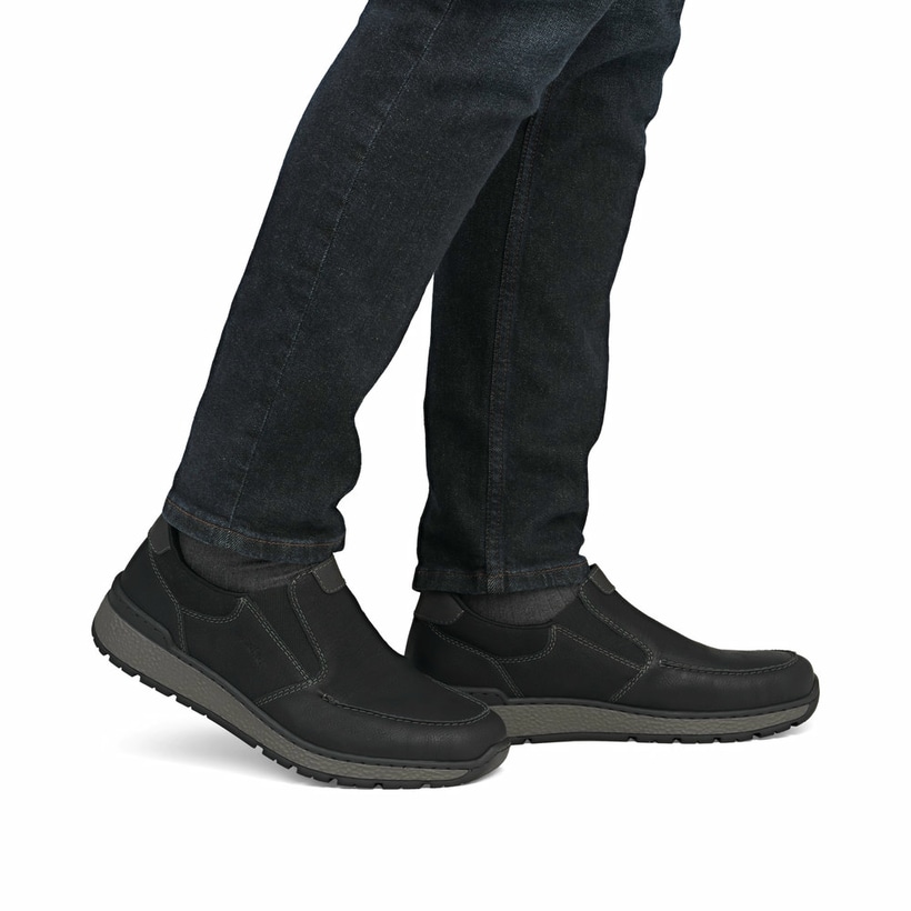 Tiefschwarze Rieker Herren Slipper B9062-00 mit einer schockabsorbierenden Sohle. Schuh am Fuß