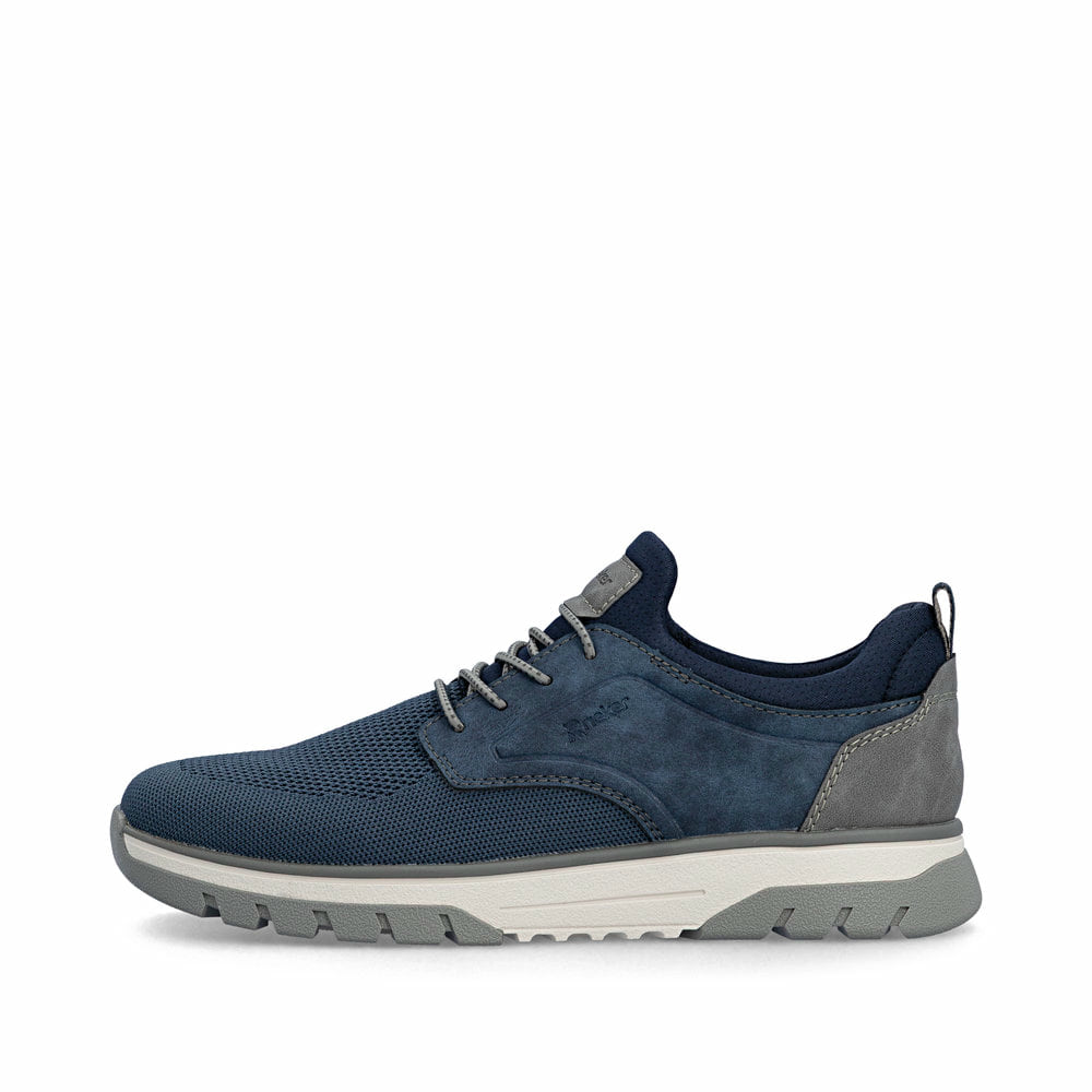 Blaue Rieker Herren Slipper B9352-14 mit einem Gummizug sowie der Extraweite H. Schuh Außenseite.