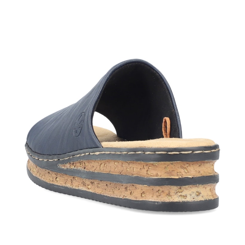 Blaue Rieker Damen Pantoletten 62905-14 mit moderner Spannnaht. Schuh von hinten.
