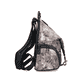 Rieker Rucksack H1055-96 in Metallic mit Textprint, Reißverschluss, Handyfach und praktischem Karabiner. Rechtsseitig.