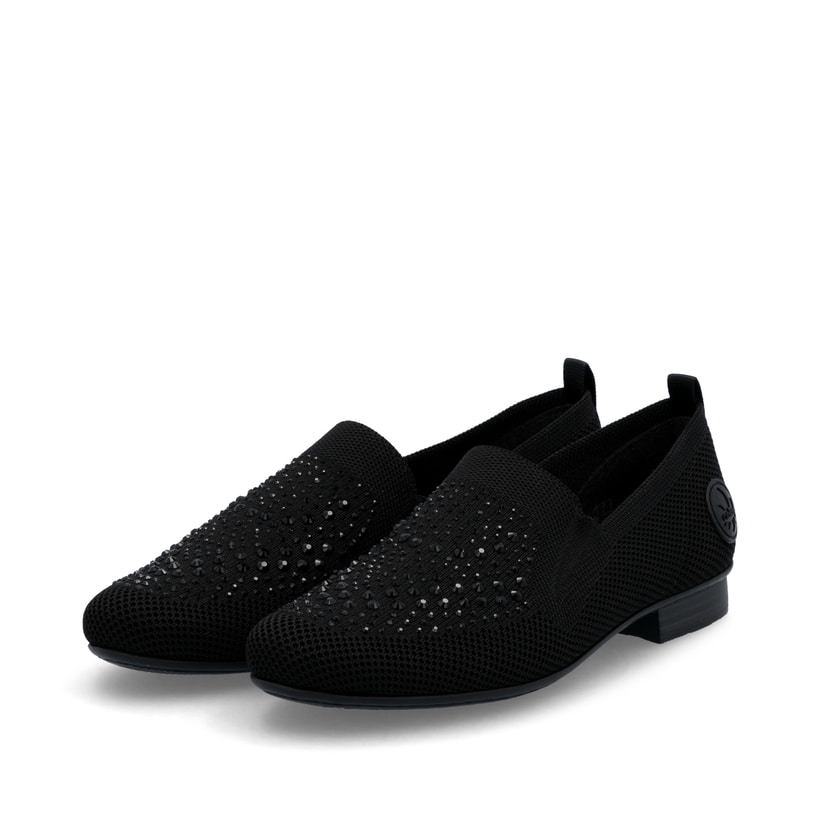 Schwarze Rieker Damen Slipper 51989-00 mit Strasssteinen sowie einem Gummizug. Schuhpaar seitlich schräg.