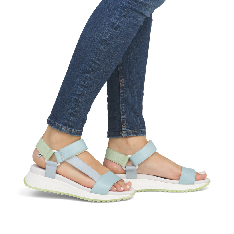 Blaue Rieker Damen Trekkingsandalen W2951-10 mit einem Klettverschluss. Schuh am Fuß.