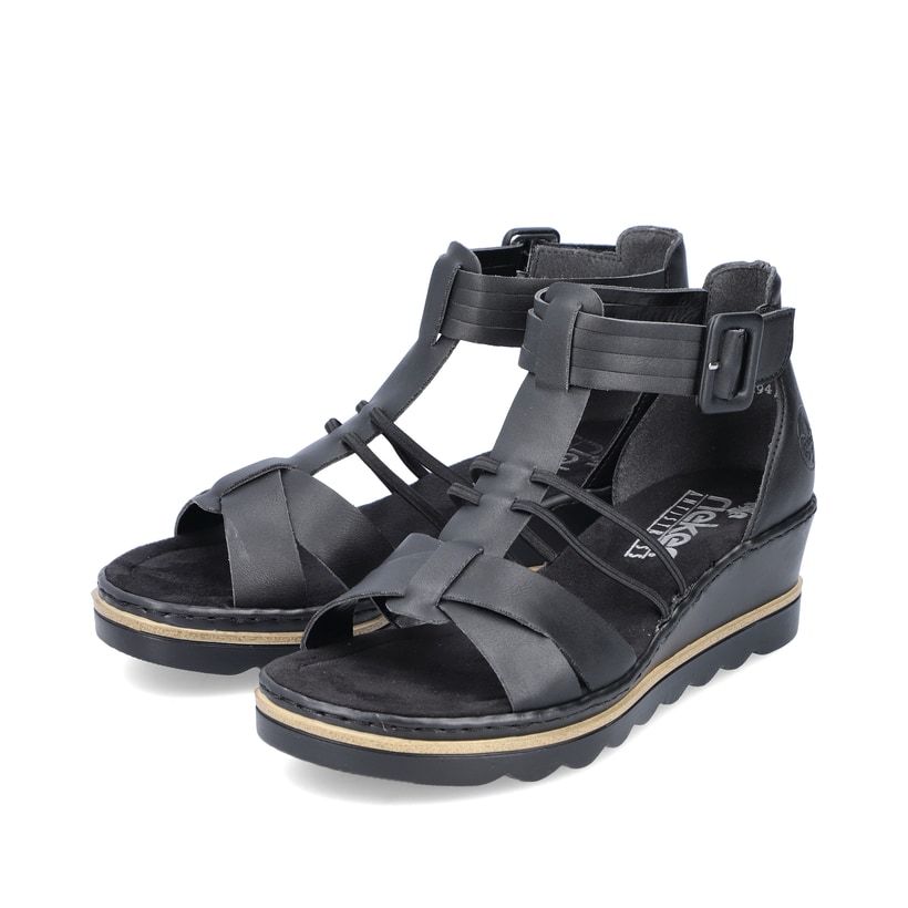 Schwarze Rieker Keilsandaletten 67480-01 mit trendigen Schnalle. Schuhpaar seitlich schräg.