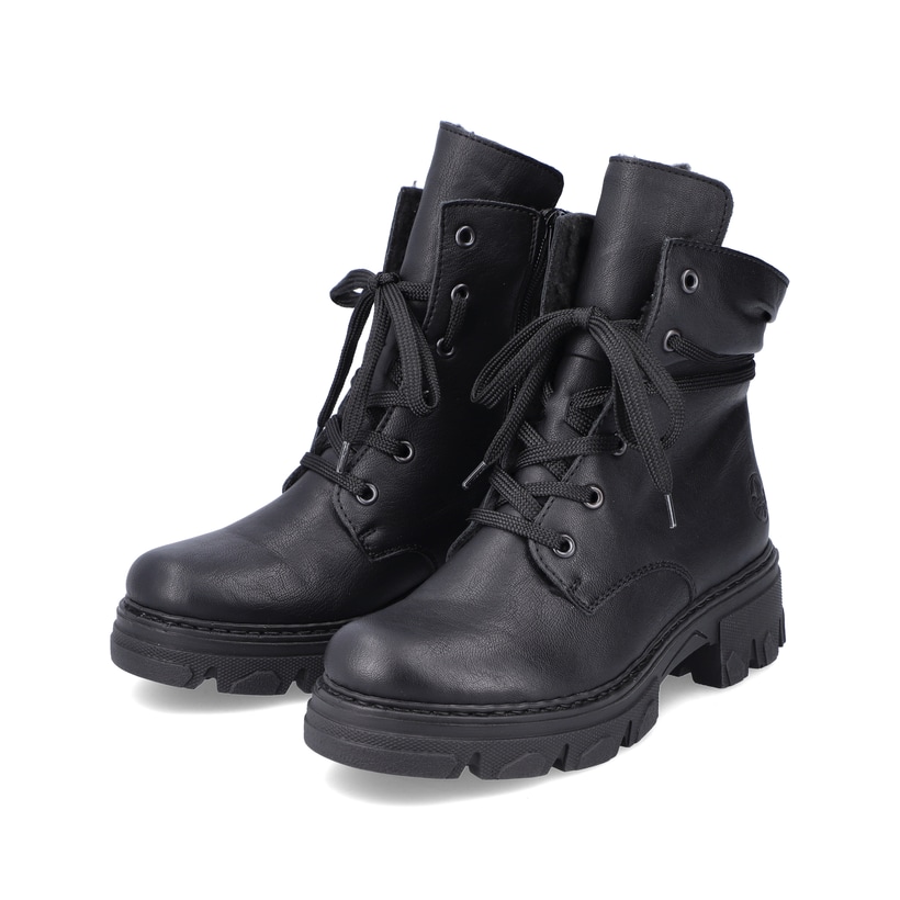 Nachtschwarze Rieker Damen Biker Boots 74624-00 mit einem Reißverschluss. Schuhpaar seitlich schräg.