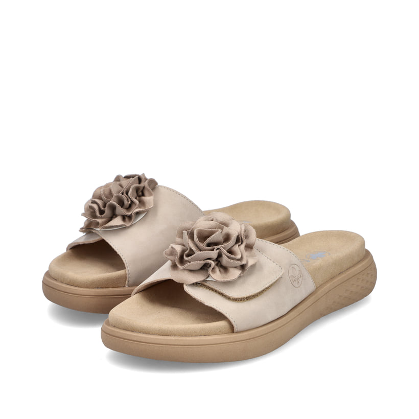 Beige Rieker Damen Pantoletten V1562-62 mit dekorativer Blume. Schuhpaar seitlich schräg.