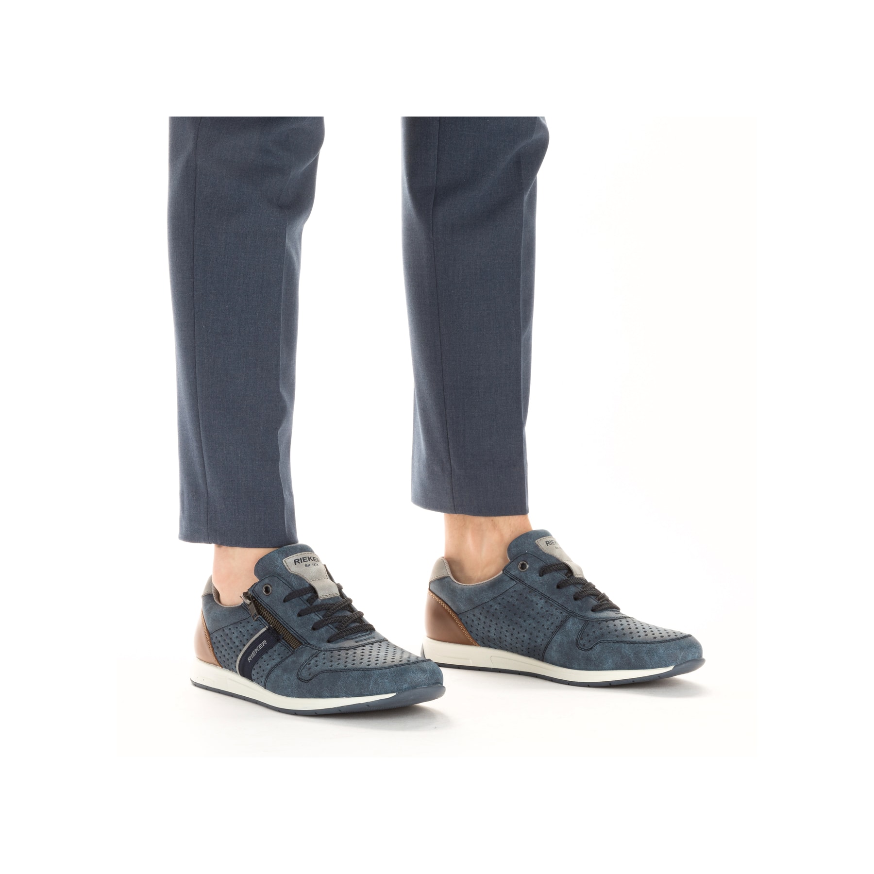 Blaue Rieker Herren Schnürschuhe 11926-14 mit Reißverschluss sowie Löcheroptik. Schuh am Fuß.