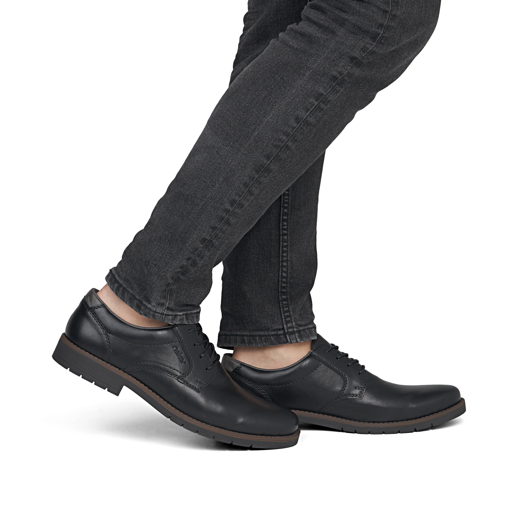 Chaussures à lacets Rieker noires pour hommes 13900-00. Chaussure au pied.