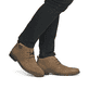 
Khakigrüne Rieker Herren Schnürschuhe 33206-26 mit Schnürung sowie einer Profilsohle. Schuh am Fuß