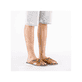 Ockerfarbene Rieker Herren Pantoletten 21340-68 mit der Komfortweite G. Schuh am Fuß.
