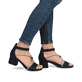 Schwarze Rieker Riemchensandaletten 64654-00 mit einem Klettverschluss. Schuh am Fuß.